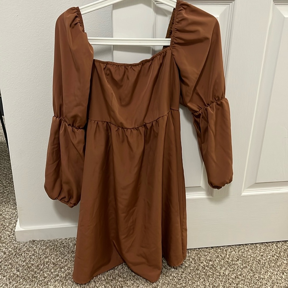 Short brown dress with long sleeves